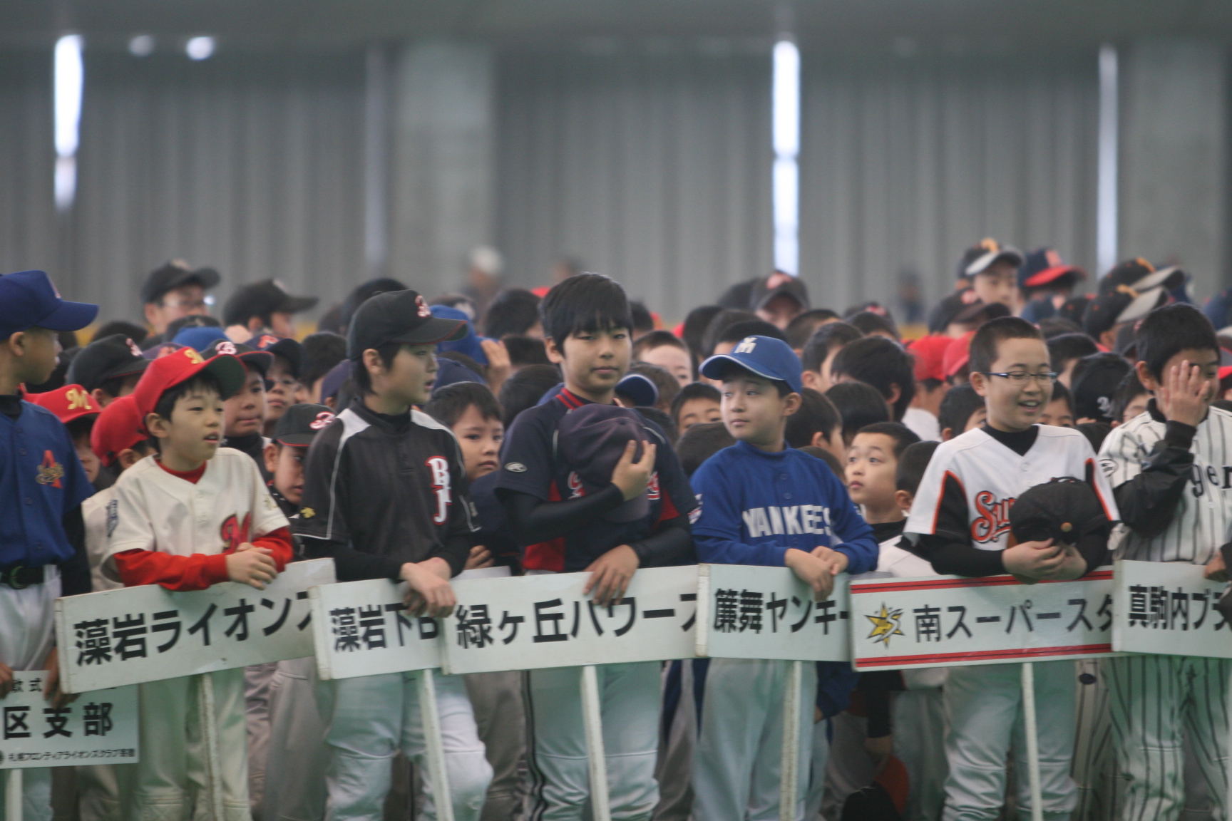 整列する選手達-2