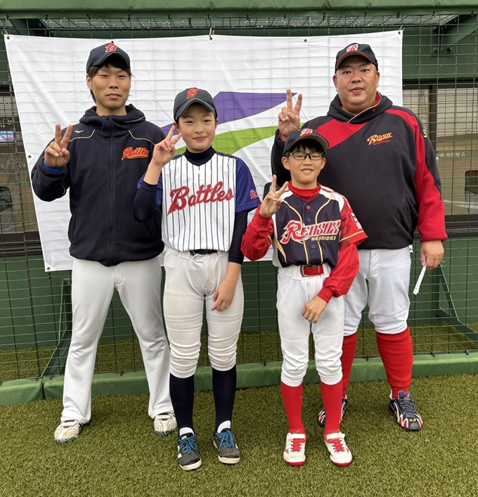 写真左深川一已バトルズ、星置レッドソックス