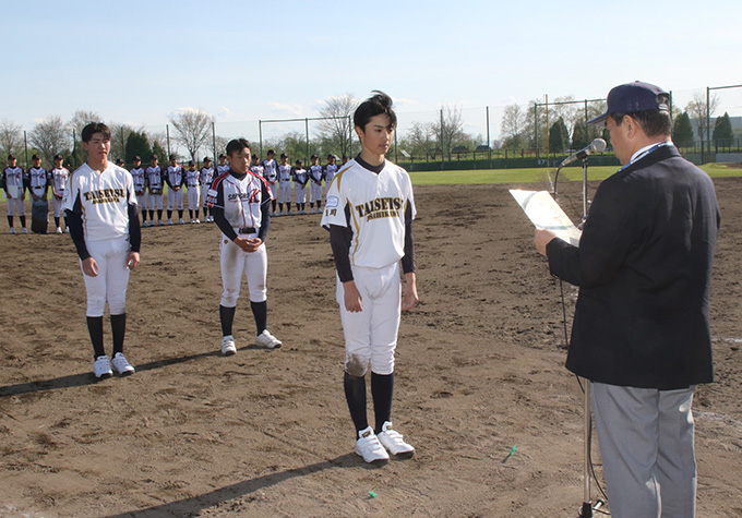 MVPの樽井、後列は優秀選手賞の前田、千葉。