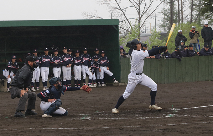 先制の2点タイムリーを放った阿部唯人選手（札幌大谷）