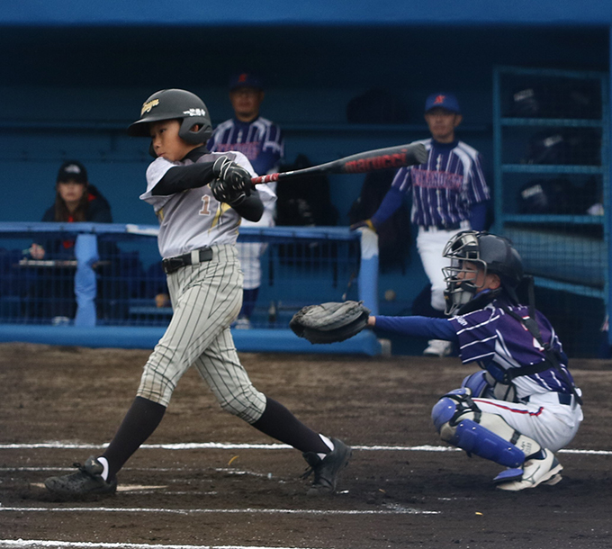 最優秀選手賞に輝いた橘（拓勇ファイターズ）、写真右の捕手は田中（沼ノ端スポーツ少年団）
