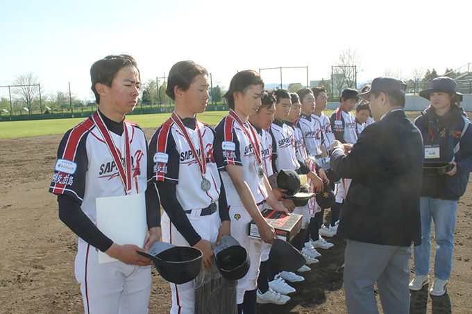 準優勝メダルを授与される札幌北広島ナイン