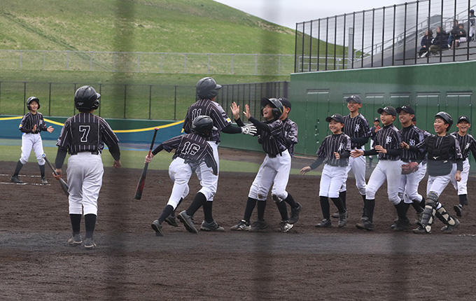 米田の本塁打で湧き上がる札幌オールブラックス