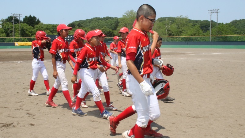 2回戦で涙する岩見沢学童ナイン