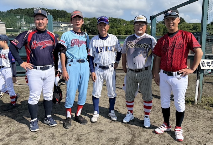 和やかな雰囲気で談笑する監督たち