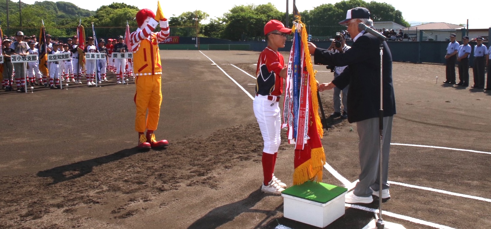 優勝旗返還の岩見沢学童学童野球クラブ