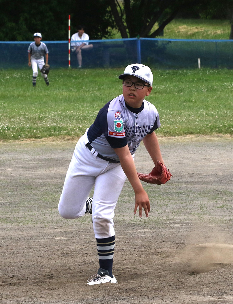 釧路を相手に五回までに無失点の好投を見せた山根投手（余市）
