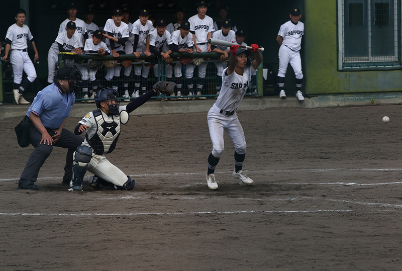 高めのボール球を見事、スクイズを決めた合田選手（札幌北）
