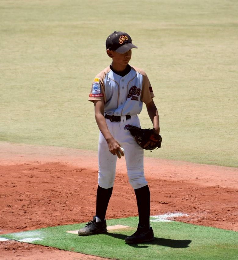 ５回からリリーフでマウンドに上がった佐藤投手