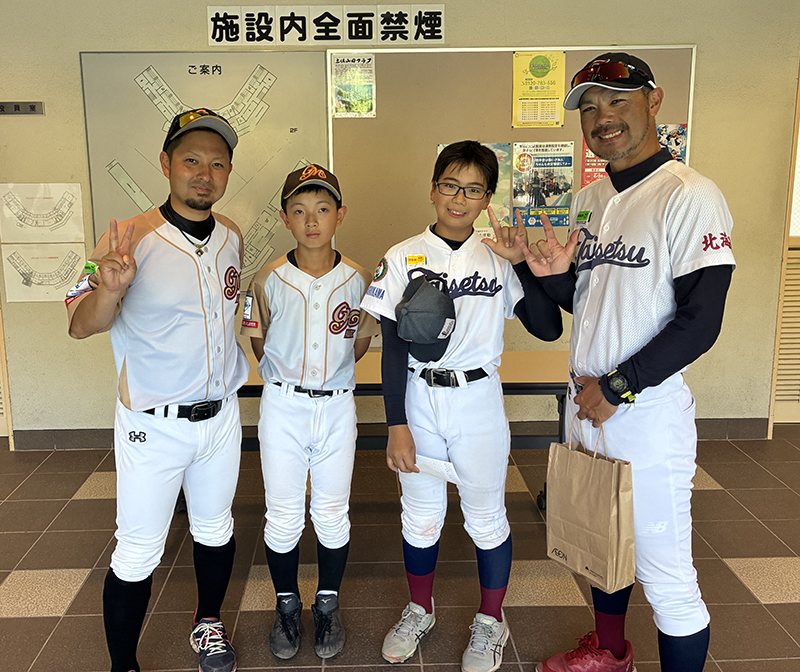 写真左から釧路ゴールデンモンキーズ、東川大雪少年野球クラブ