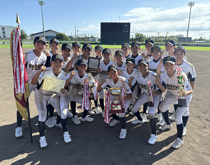 9年ぶりの優勝で満面の笑顔を見せる旭川大雪ボーイズ