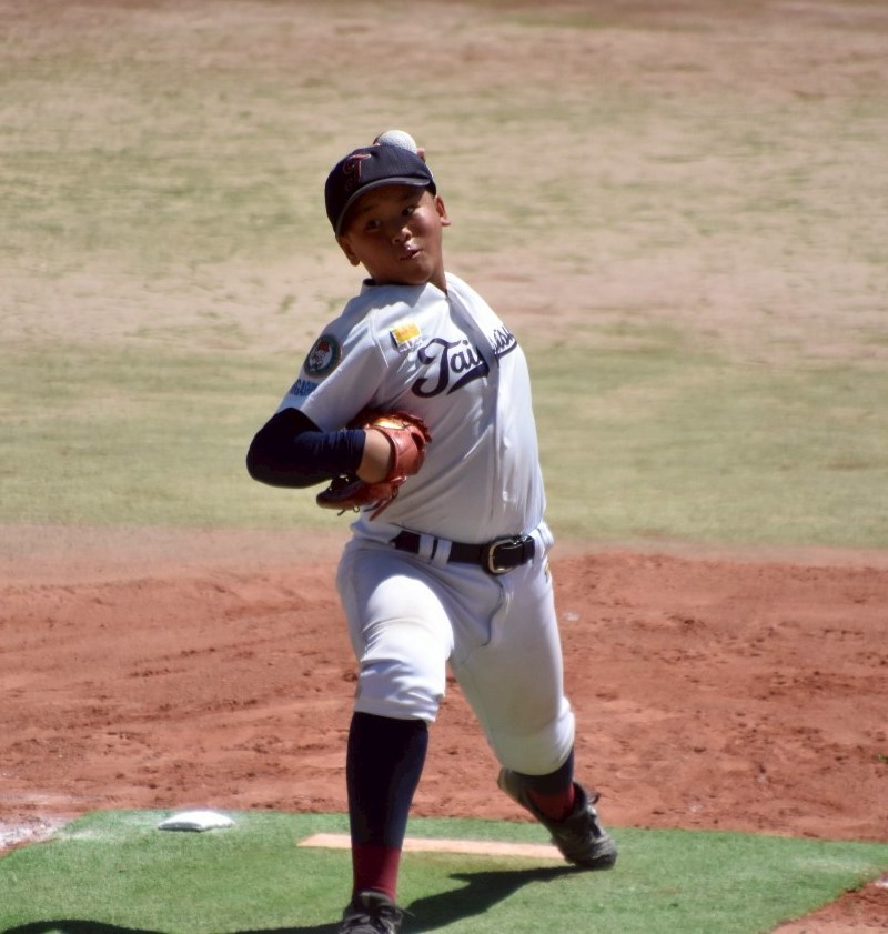 左腕から力強いボールを投げ込んだ中川一優投手（準々決勝より）