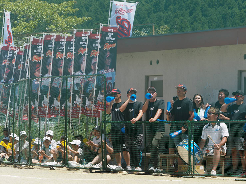 共に北海道代表として出場した拓勇ファイターズの皆さんとフリッパーズ応援団