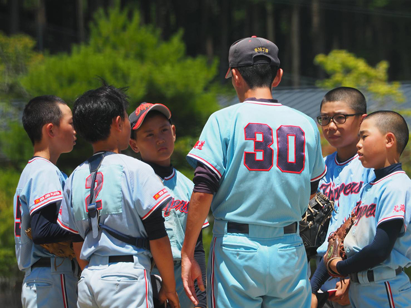 ピンチの場面で監督の話に耳を傾ける選手たち