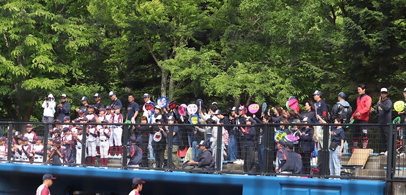 選手に声援を送る札幌手稲ボーイズ応援席