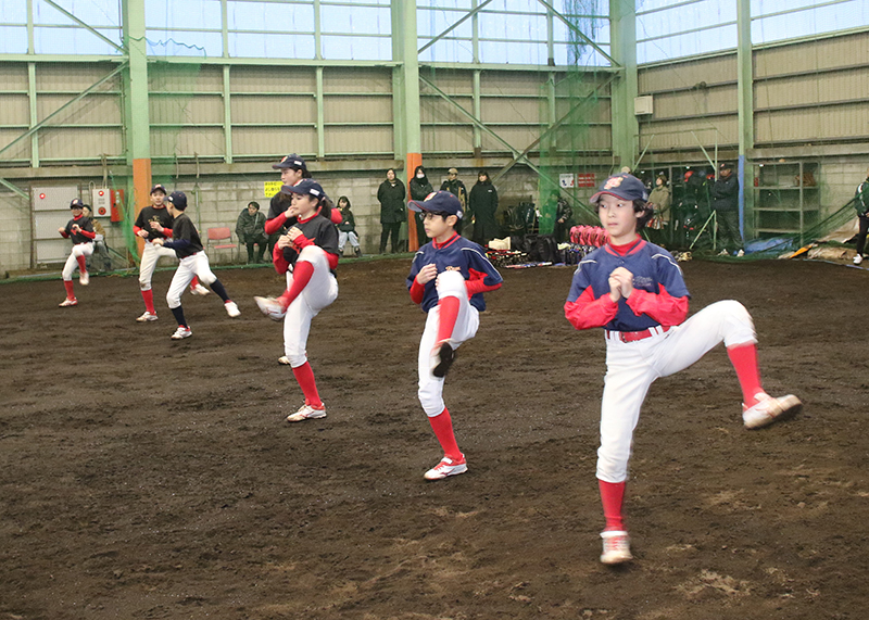 ストライク練習会で模範の動きを見せる星置レッドソックスナイン