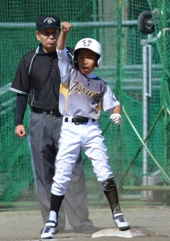 一時は逆転打となるタイムリーを放った須藤主将（拓勇）