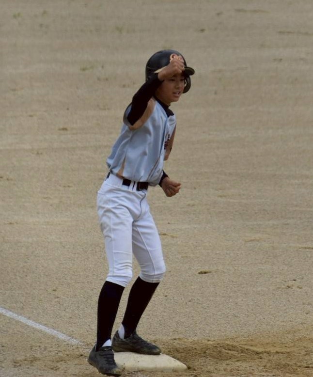 三回に、三塁打を放ち塁上でガッツポーズをする大谷（釧路）
