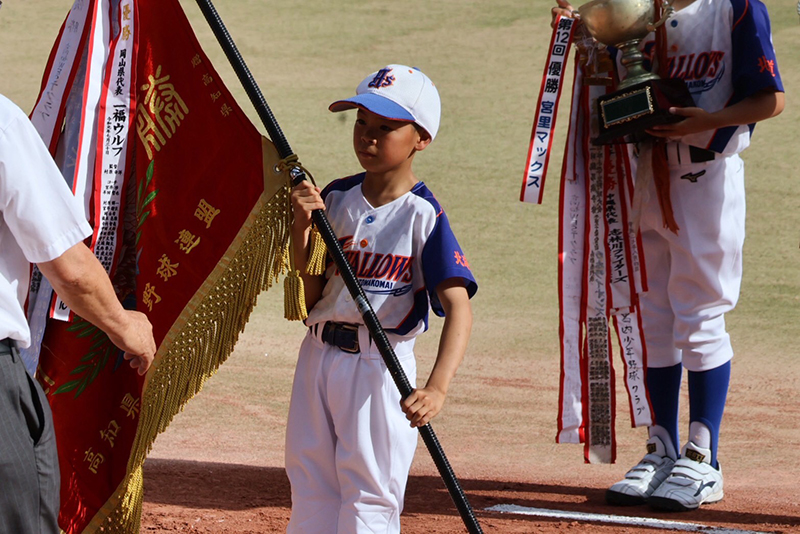 優勝旗返還の飛翔スワローズ＝（写真・チーム提供）