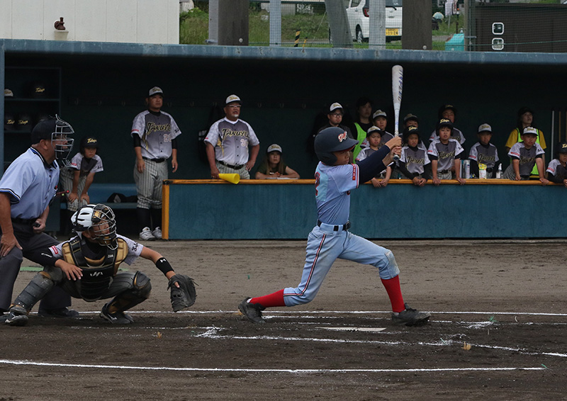 初回の先制タイムリーを放った徳田選手（東16丁目）