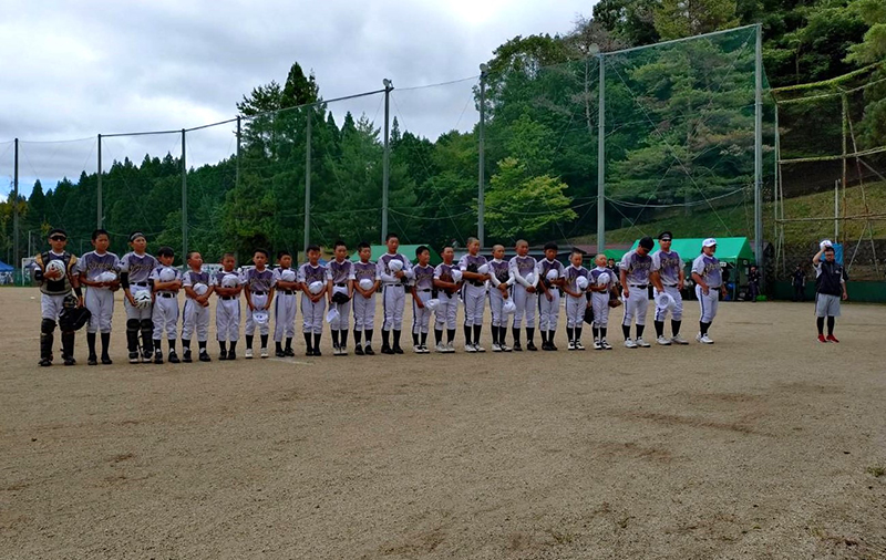 試合前、応援席に挨拶する拓勇ナイン