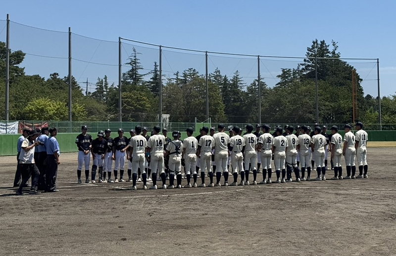 試合前の整列する札幌羊ヶ丘と浦和