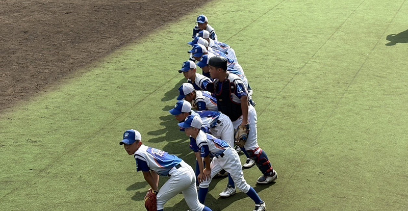 ベンチ前の留萌JBCナイン