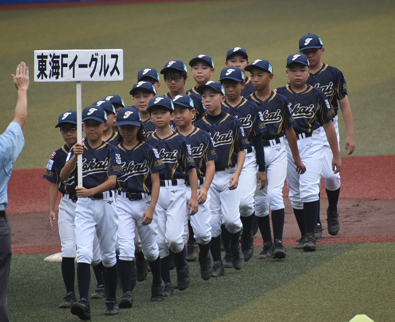 開会式で元気に入場行進する東海Ｆナイン＝（写真・チーム提供）