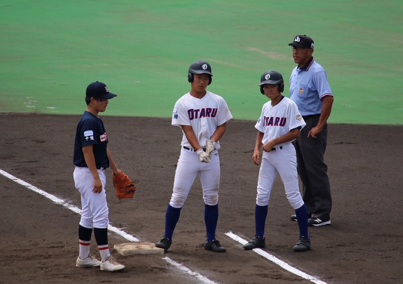 初回、2点目の中前適時打を放った鈴木（写真中央）