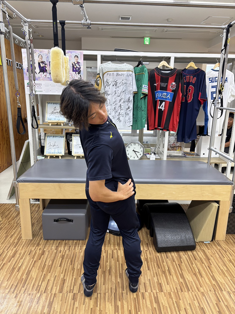 腰を反らす+捻りをいれて痛みのチェック