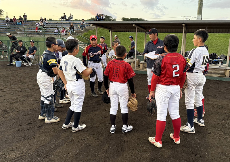 木下監督の話に耳を傾ける三塁側の選手たち