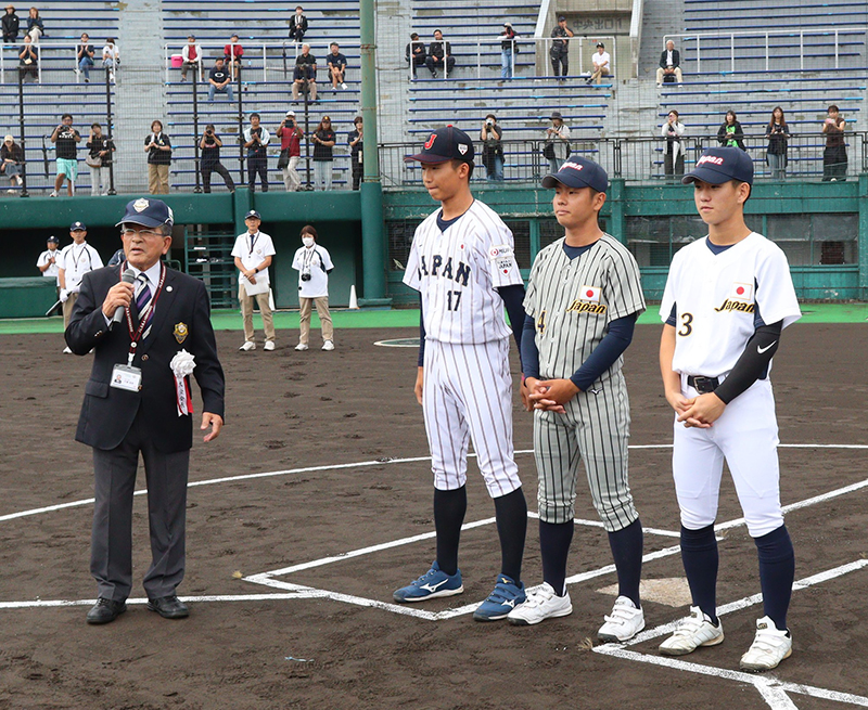 伊藤理事長から紹介を受ける3選手（左から上原、高田、藤田）