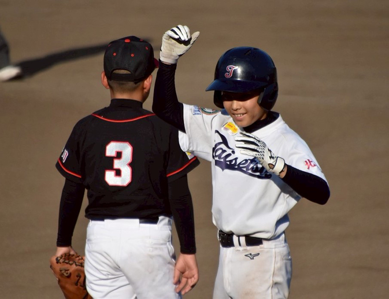 写真右、先制の中前を放った井出