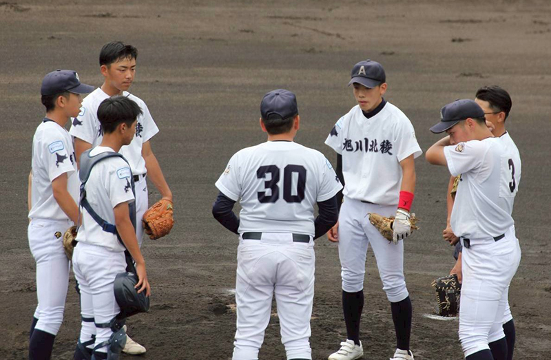 弓削監督の話に耳を傾ける旭川北稜ナイン