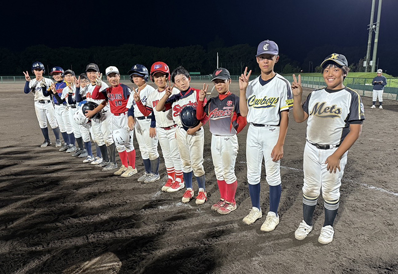戦いを終えた一塁側の選手たち