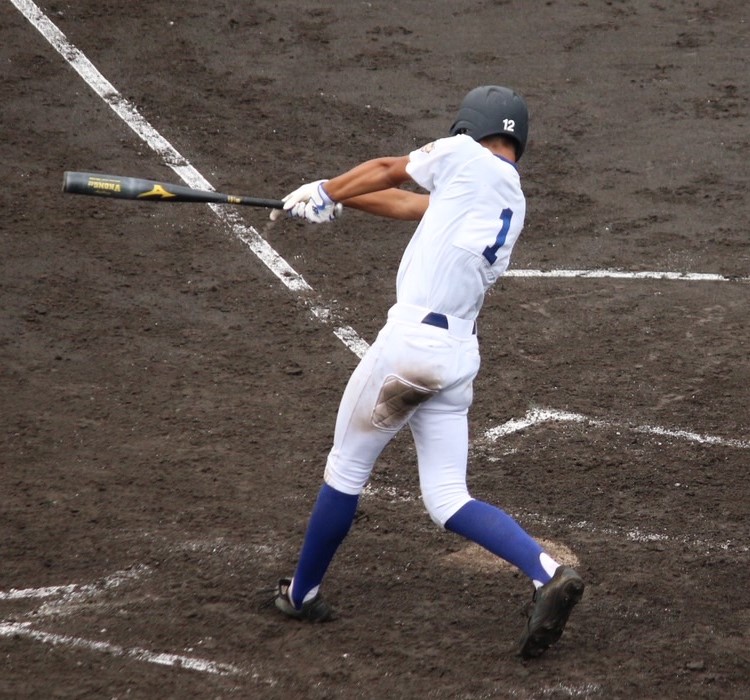 勝ち越し打を放つ長谷川（小樽）