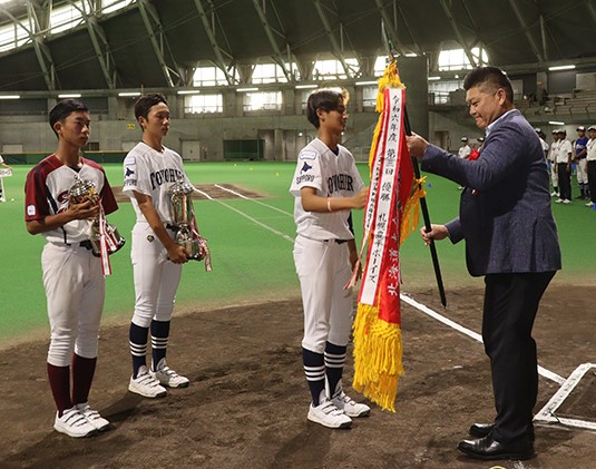 菊地主将（札幌豊平）寄り優勝旗の返還があった。