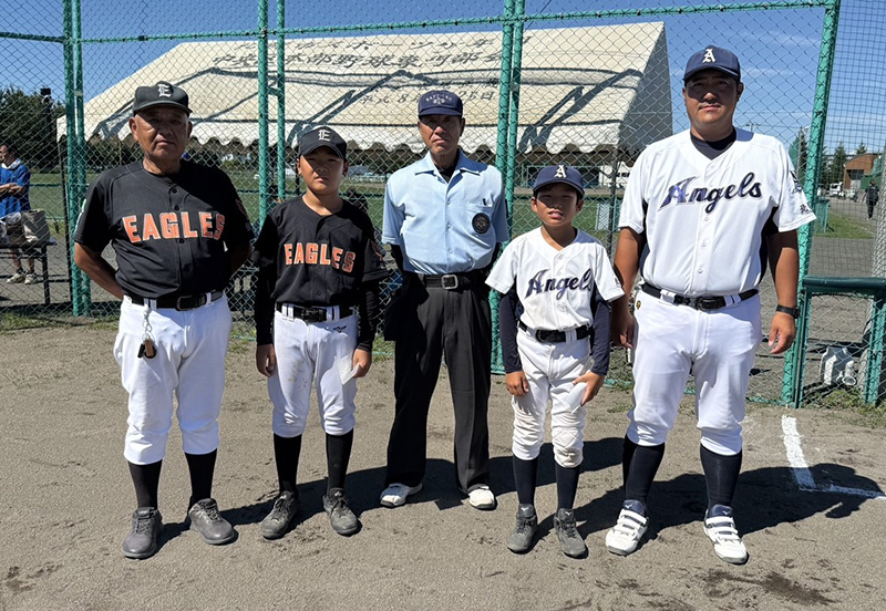 試合前に主将と監督と球審との1ショット