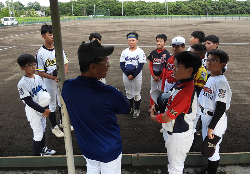 髙橋監督の話に耳を傾ける一塁側ベンチ