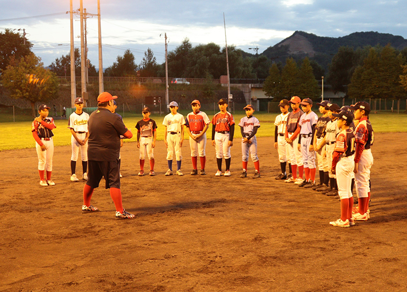 渡辺監督の話に耳を傾ける札幌選抜ナイン