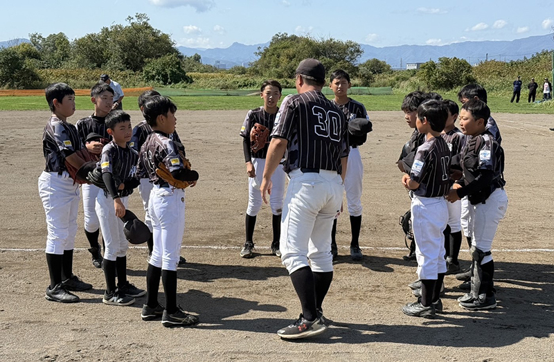 生野監督の話に耳を傾ける札幌オールブラックスナイン