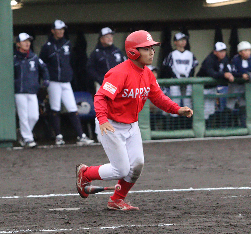 ライトオーバーとなるランニング本塁打を放った清水口（札幌選抜）
