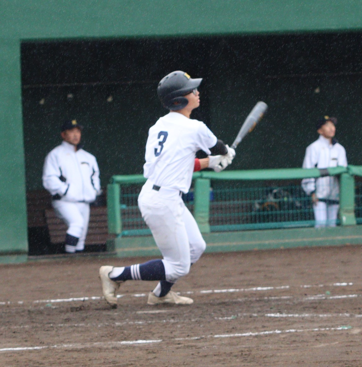 三回、決勝打となる一打を放った藤田（札幌北）