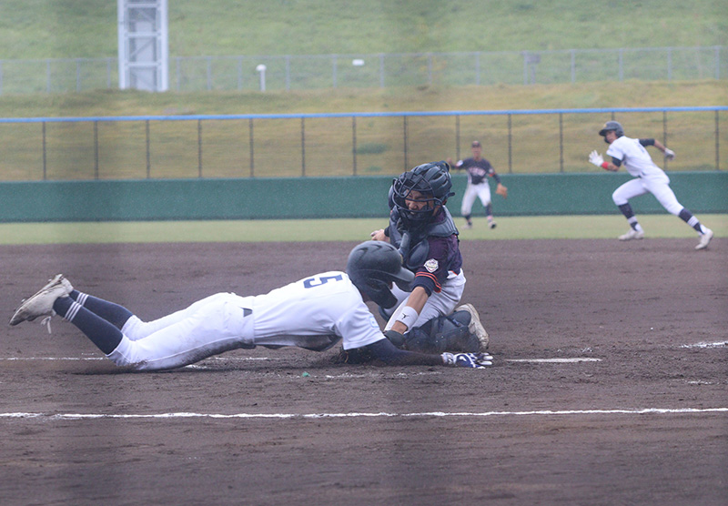 二回、本塁を死守する捕手の菊池主将（とかち）、三走・池谷（札幌北）