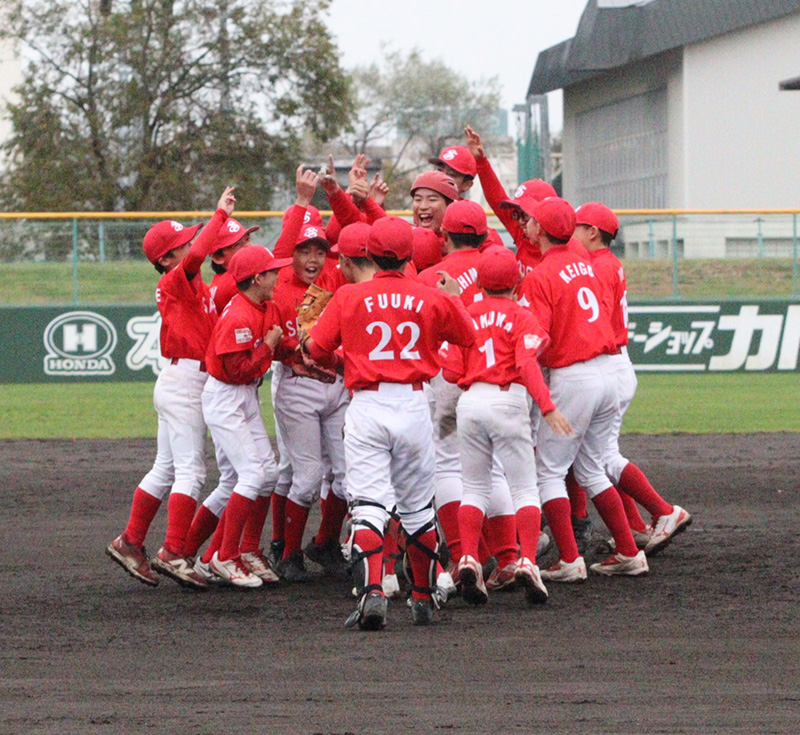 優勝の瞬間、マウンドに集まる札幌選抜ナイン