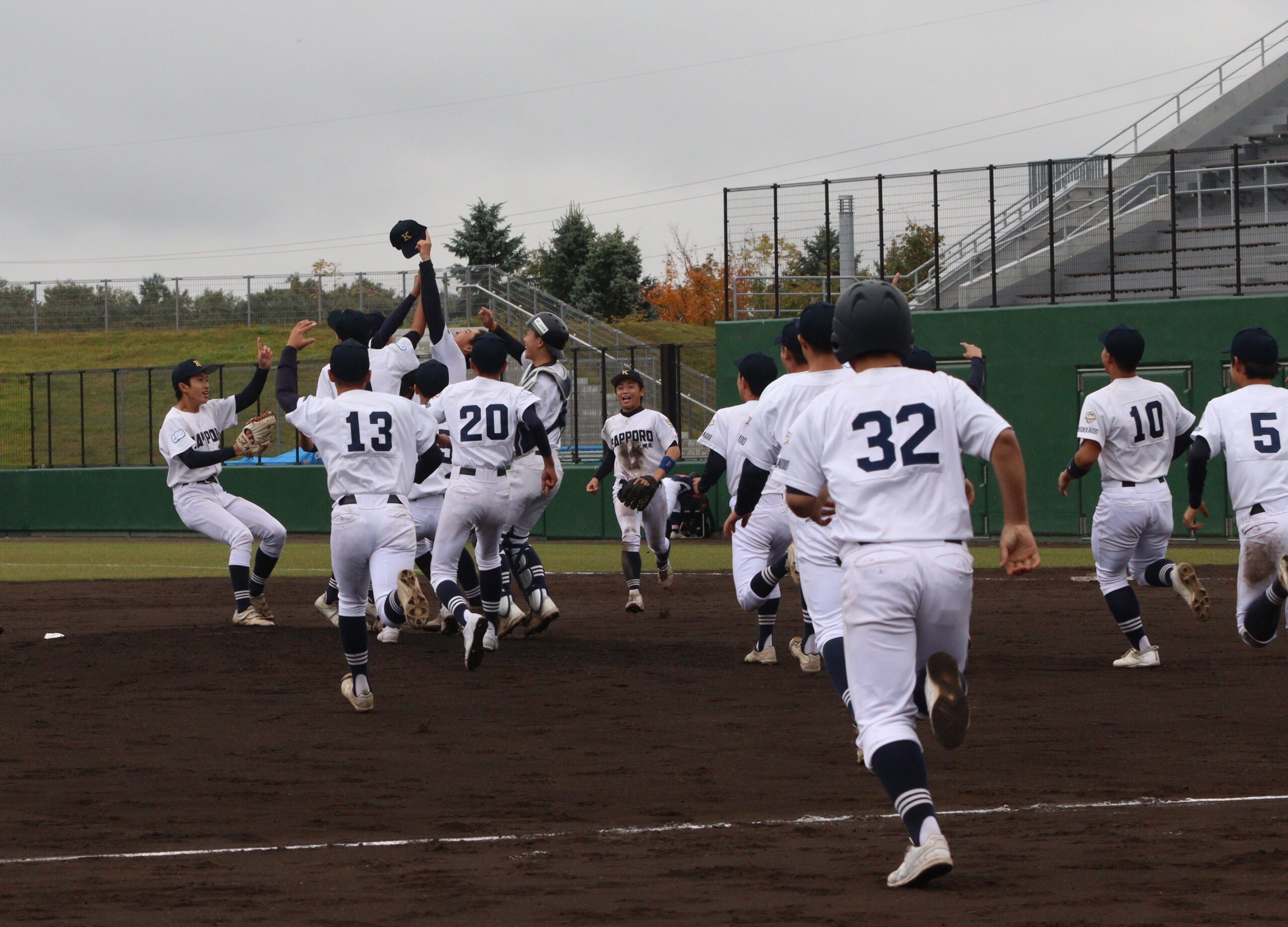 優勝の瞬間、一斉にマウンドに駆け寄る札幌北ナイン