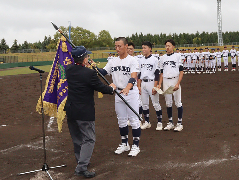 優勝旗を掴む近藤主将（札幌北）