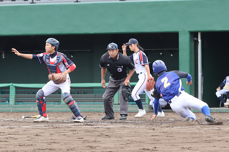 先制点を踏む西村主将（札幌ボーイズ）