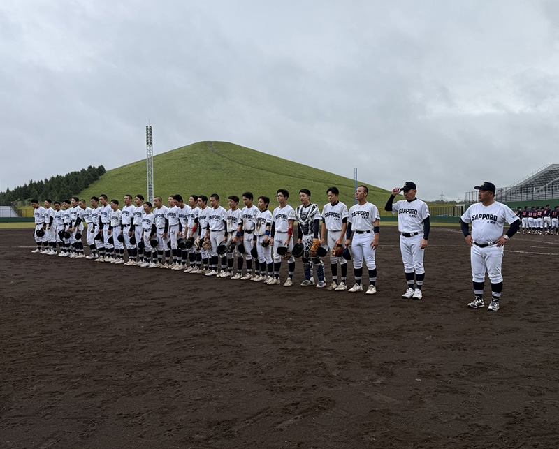 応援席に14年ぶりの優勝を報告する札幌北ナイン
