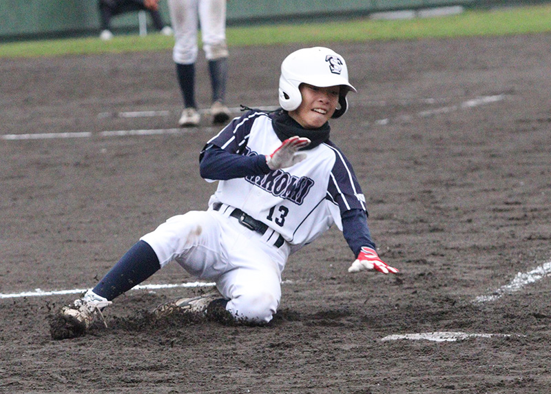 最終回に意地のランニング本塁打でホーム生還する青木選手（苫小牧選抜）